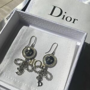 Christian dior ボタンピアス