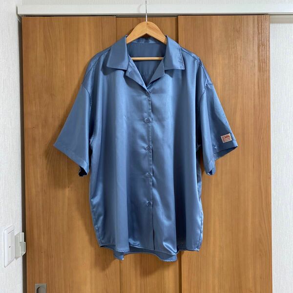 Java 上品メンズライク　とろみオーバーサイズサテンシャツ　青　ブラウス 半袖シャツ