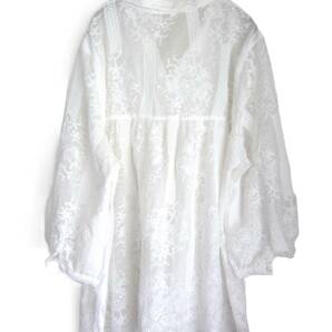 U65 美品 【サイズ・4L】 ホワイト 透け感 7分袖 シャツ 刺繍 かわいい 大きいサイズ レターパックプラスの画像4
