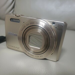 ニコンCOOLPIX.S7000デジタルコンパクトカメラ.ゴールドカラー。