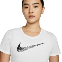 ♪新品タグ付 NIKE ナイキ グラフィックロゴ 半袖Tトップ 定価4,620円 白 XL ヨガ ダンス エクササイズ　Tシャツ_画像3