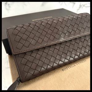 ★【極美品！希少！】 BOTTEGA VENETA ボッテガヴェネタ イントレチャート 二つ折り長財布  ダークブラウン 定価7.8万 122の画像1