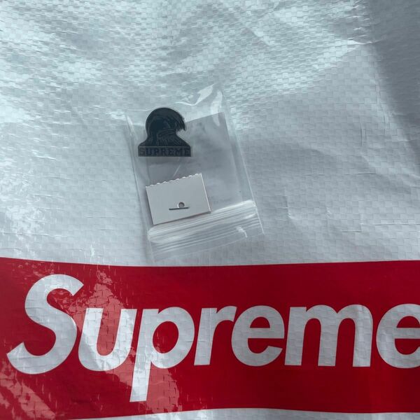 Supreme Wave Pin "Black"