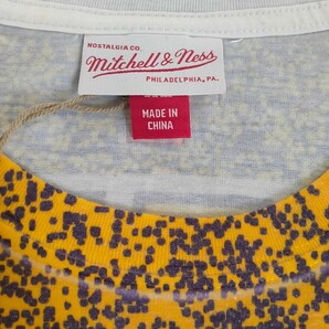 訳あり 未使用品 mitchell&ness ミッチェルアンドネス XＬ 半袖Tシャツ Tシャツ 総柄 レイカーズ Lakers NBA の画像3