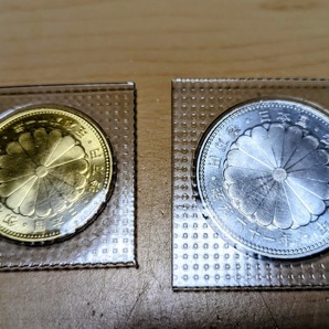 天皇陛下御在位六十年記念硬貨10万円金貨(純金K24/20g)と1万円銀貨のセットの画像2