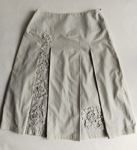 花モチーフの付いたプリーツスカート　スカイスクレイパー　春物　綿100％