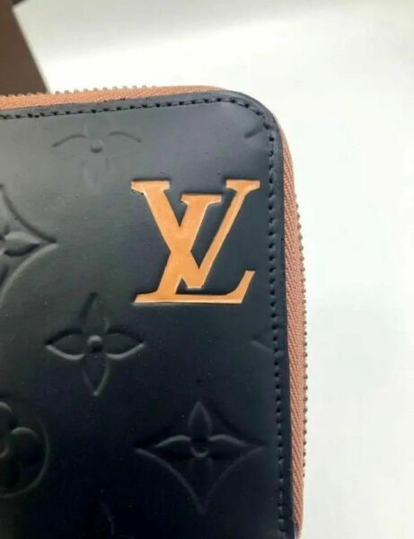 評価1700オーバー　キレイなLouis Vuitton ヴェルニ　ラウンドジップ　長財布マットブラック