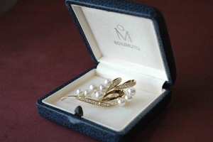  Imperial Family brand. brooch yellow gold ( Mikimoto )