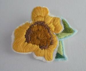 ♪　ハンドメイド　お花　ひまわり　ブローチ 　綿モチーフに刺繍