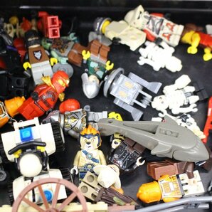 【行董】AC000ABC54 LEGO レゴ 大量おまとめ 赤いバケツ パーツ 動物 乗り物 バイク 建物 など 知育 玩具 おもちゃの画像2