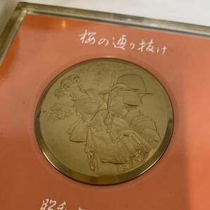 1円出品桜の通り抜け記念メダル 昭和59年 造幣局製専用ケース付 きもの熱愛 会24kgp 他 現状品 カ15の画像2