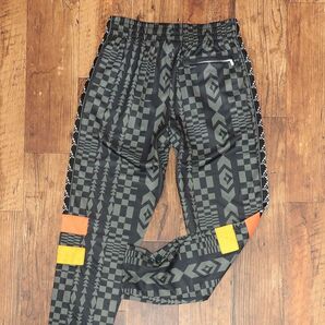 1円/23SS/MARCELO BURLON/Lサイズ/トラック パンツ CMCJ004S23FAB001 ネイティブ柄 カッパ コラボ 新品/黒×グレー/ib462/の画像3