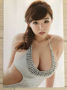 篠崎愛【厚手ラミネート加工】写真集 切り抜き ロリ巨乳 グラビアアイドル A4 8ページ YC1018