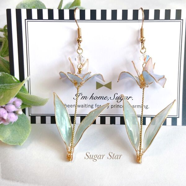 ミルキーカラーの菖蒲のピアス イヤリング ディップアート ハンドメイド スワロフスキー
