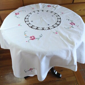 フランス 骨董市 ブロカント 白のコットン生地に可愛いお花の手刺繍とクロッシェレースで施した素敵なテーブルセンターの画像7