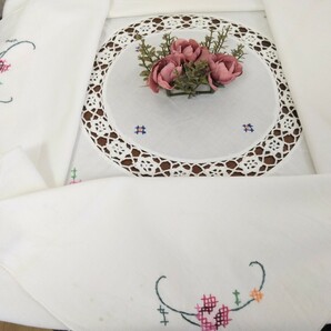 フランス 骨董市 ブロカント 白のコットン生地に可愛いお花の手刺繍とクロッシェレースで施した素敵なテーブルセンターの画像5