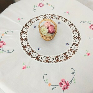 フランス 骨董市 ブロカント 白のコットン生地に可愛いお花の手刺繍とクロッシェレースで施した素敵なテーブルセンターの画像1