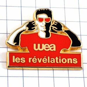 Мужчина со значком, красной футболкой и очками Мистер / Мисс ◆ Ограниченные значки Франции ◆ Редкий винтажный значок