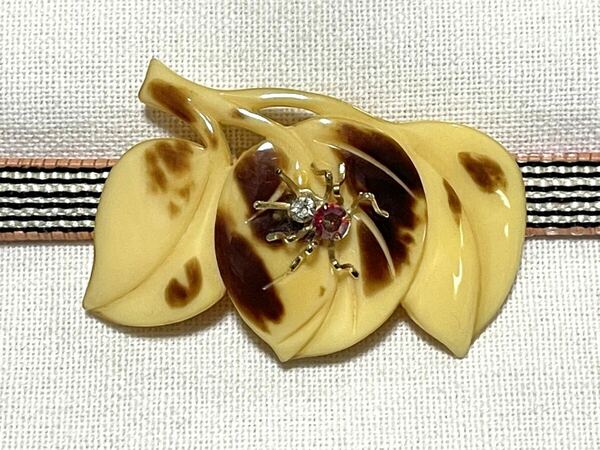 NO.1356 帯留め 葉っぱ リーフに蟻 昆虫付き 鼈甲風 張べっ甲？ リメイク品(帯留 帯飾り 和装小物)ハンドメイド品