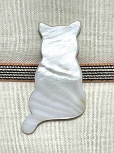 NO.1179 帯留め 猫 ネコ シェル 貝細工 リメイク品 (帯留 帯飾り 和装小物)ハンドメイド品