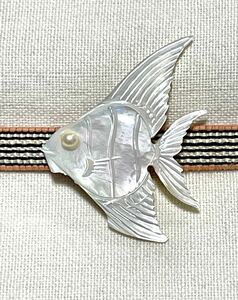 NO.1198 帯留め 天然貝 魚の彫刻 パール付き シェル 白蝶貝 貝細工 リメイク品(帯留 帯飾り 和装小物)ハンドメイド品