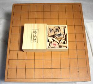 将棋盤(厚み２寸5分8.5cm)天然木 脚付 へそ有と将棋駒付 