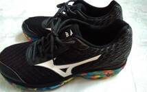 ☆USED品☆一回使用美品☆mizuno ミズノ☆FCL 0815 j1GC 160870 ☆カラフル底でお洒落な♪黒色スニーカーです(o^―^o)サイズ26.5cm☆_画像1