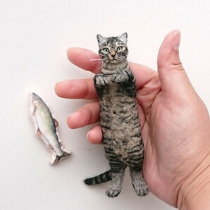 羊毛フェルト猫 キジトラ お魚クッション付き ハンドメイドの画像1