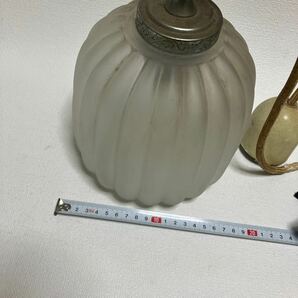 c252 80 昭和レトロ 照明器具 ペンダントライト 硝子 ランプシェード アンティーク サビ 汚れ有り 電気 灯 リビング キッチン ガラスの画像2
