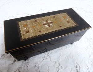 (☆BM)木製 オリエンタルレトロ オルゴール ♪エリーゼのために ジュエリーケース ボックス 宝石箱 黒 金彩 細工 アンティーク調