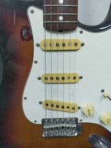 Fender フェンダー エレキギター Stratocaster with Synchronized TREMOLO ケース付 【関B】_画像4