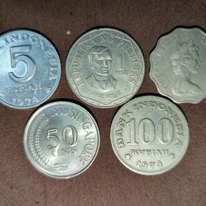 中古 色々 硬貨 古銭 外国コイン アンティーク レトロ 昭和 35枚 香港 LIBERTY BANK INDONESIA Singapore の画像2
