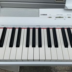 ▲YAMAHA ヤマハ デジタルピアノ P-105WH 2014年製 一式まとめて 分解発送 佐川急便220サイズ＋椅子120サイズ音楽 鍵盤楽器 音出し確認済 の画像2