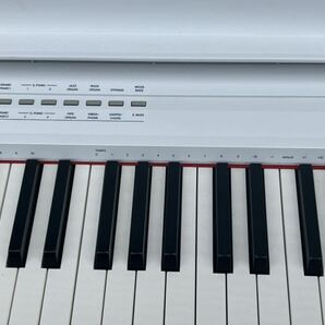 ▲YAMAHA ヤマハ デジタルピアノ P-105WH 2014年製 一式まとめて 分解発送 佐川急便220サイズ＋椅子120サイズ音楽 鍵盤楽器 音出し確認済 の画像5