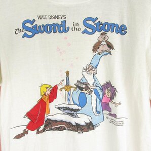 ST10334 Disney ディズニー Tシャツ THE SWORD IN THE STONE ホワイト系（クリックポスト可）の画像4