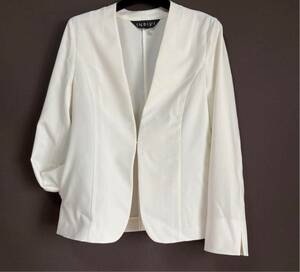 新品同様美品INDIVI上品知的ノーカラージャケット綺麗めオフホワイト美ライン小さいサイズ 