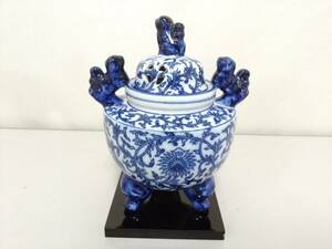 [ the first soup ]. kiln blue and white ceramics flower Tang . writing lion three pair censer / pcs attaching /. tool / tea utensils /../ Buddhist altar fittings / Zaimei / lion ../. ear / ear attaching / unused goods / weight approximately 450g/LNQ44-6