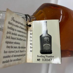 S4187/【個人保管品】ジャックダニエル ゴールドメダル 1913年 ウイスキー 1000ml alc43% アメリカ グレーンモルト サントリー 古酒 箱付 の画像10