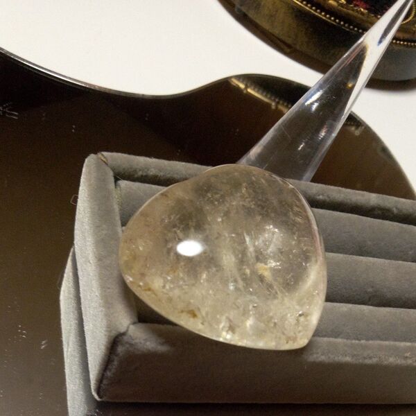 水晶。希少品。ブラジル産。内包物入りアイリス(虹」入り。コレクション。未使用です。ぷっくりハート型。