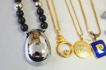 B48 AVON/courreges/Pierre Cardin他 ブランド ネックレス ペンダント ヴィンテージ アクセサリー 大量 まとめて おまとめ まとめ売り_画像3