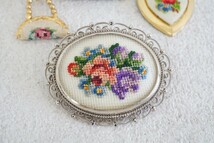 B594 プチポワン オーストリア 刺繍 ペンダント ブローチ ヴィンテージ アクセサリー 大量 まとめて おまとめ まとめ売り ネックレス_画像4