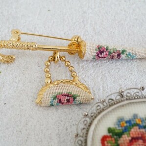 B594 プチポワン オーストリア 刺繍 ペンダント ブローチ ヴィンテージ アクセサリー 大量 まとめて おまとめ まとめ売り ネックレスの画像2