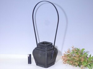 ★リアルな竹編み模様【銅器の手付花器】重さ約2.2キロ 訳あり(飾り補修要)　幅26cm 高さ51.5cm 口6.5cm角 深さ約15cm 茶道具 華道いけばな