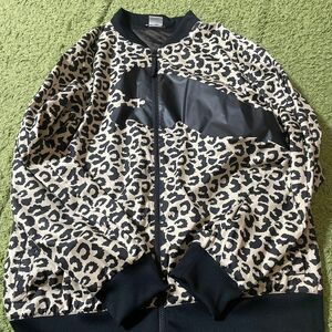 PUMA WOVEN BOMBER JK AOP ビッグキャットロゴ レオパード ボンバージャケット　プーマ　ナイロンジャケット