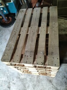  wooden Palette DIY inside storage goods 