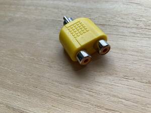 RCA sharing adaptor 2 divergence adaptor conversion plug RCA distributor RCA plug ( male ) RCA plug ( female ) amplifier yellow color 