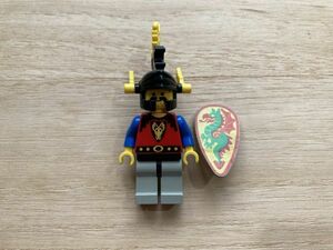 LEGO レゴ　お城シリーズ　ドラゴンナイトB 騎士　盾付き　　オールドレゴ　 正規品　当時物　ブラックナイト城
