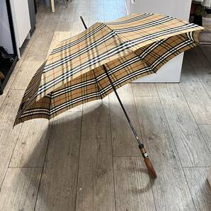 (志木)Burberrys of LONDON/バーバリー 長傘 雨傘 手開き ノバチェック ウッドハンドル 全長:約92cm ベージュ系 収納袋付 オーロラの画像2