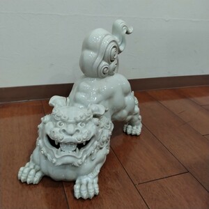 M04029　白磁　狛犬 唐獅子 獅子置物 オブジェ　骨董品 古美術品