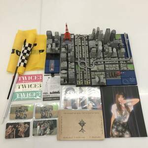 No.4813 ★1円～ 【フィギュア Twice グッズセット】 ジオラマフィギュア 東京 東京タワー ビル TWICE カード ステッカー 旗 中古品